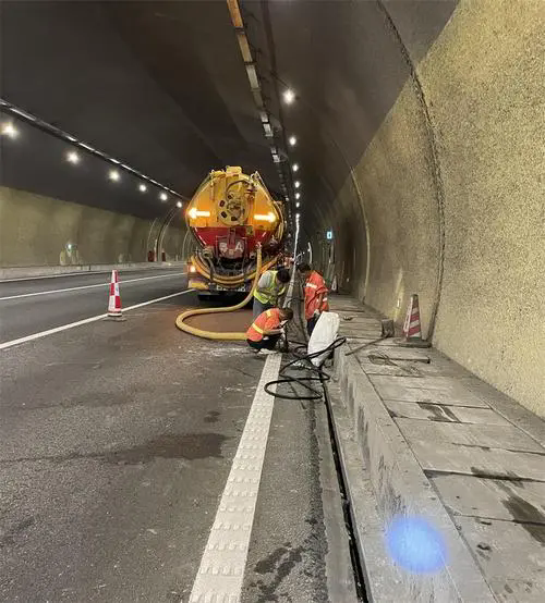 庐江隧道排水渠清淤